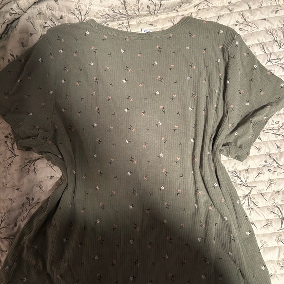 Old Navy Olive Floral Short Sleeve Top - Picture 3 of 3
